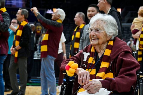 건강상의 이유로 Sister Jean Schmidt는 Loyola Chicago 농구팀 채플린직에서 물러납니다. 건강상의 이유로 Sister Jean Schmidt는 Loyola Chicago 농구팀 채플린직에서 물러납니다.