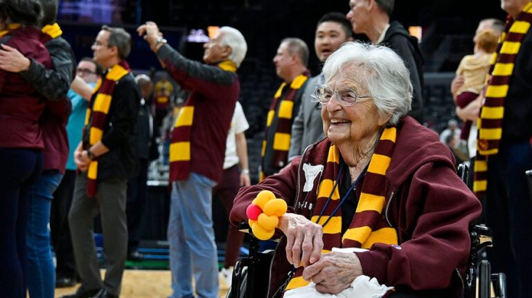 건강상의 이유로 Sister Jean Schmidt는 Loyola Chicago 농구팀 채플린직에서 물러납니다.