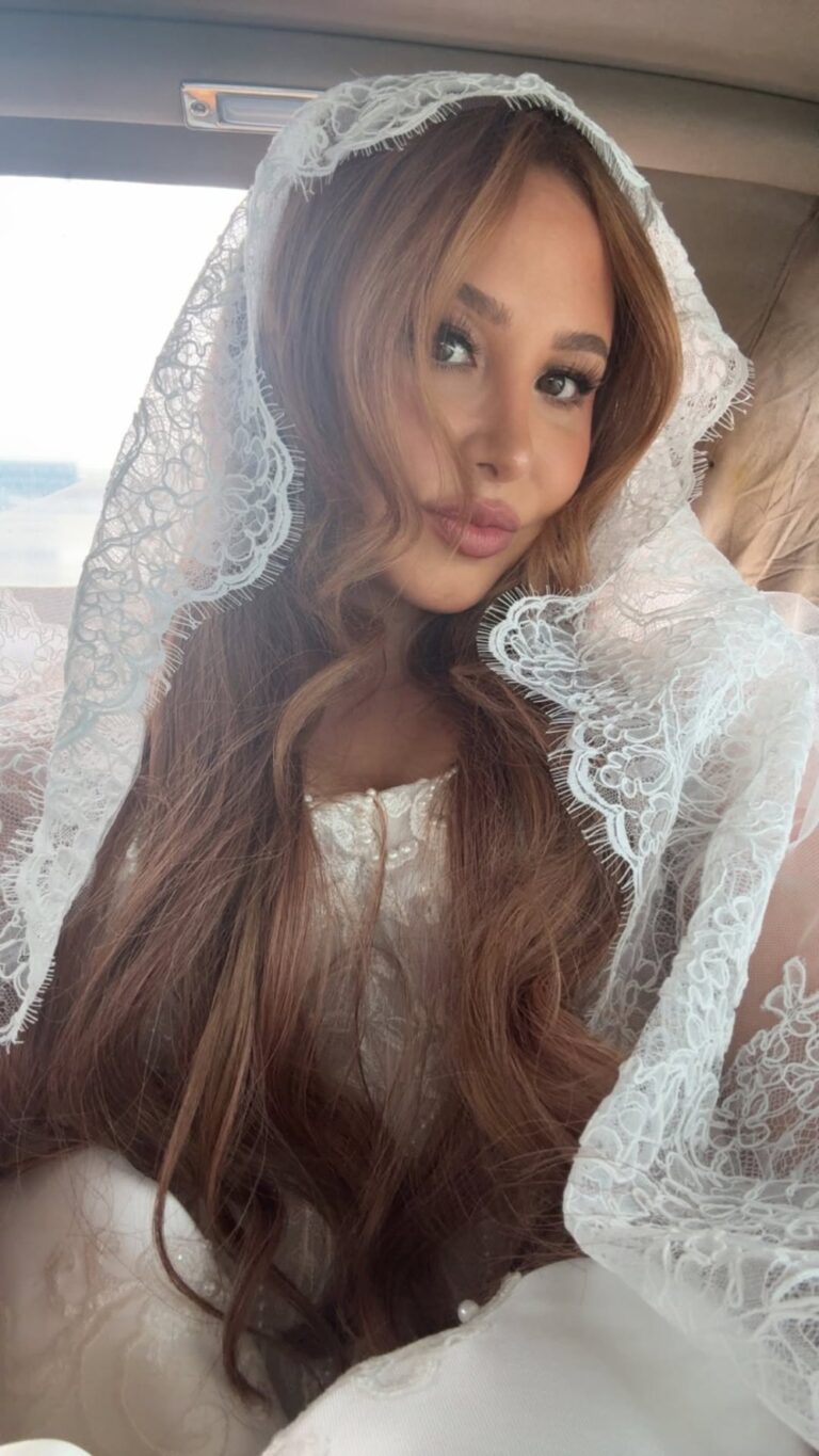 인플루언서 캐서린 파이즈, 눈부신 웨딩드레스 자태로 이고르 텐과 백년가약 맺어