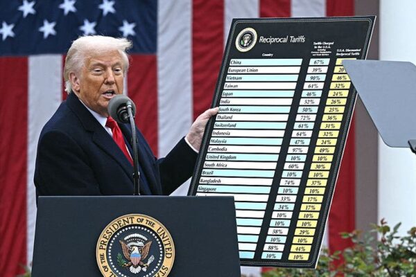 트럼프, 승부수: 수입 약품, 대형 트럭, 가정용품에 최대 100% 관세 부과