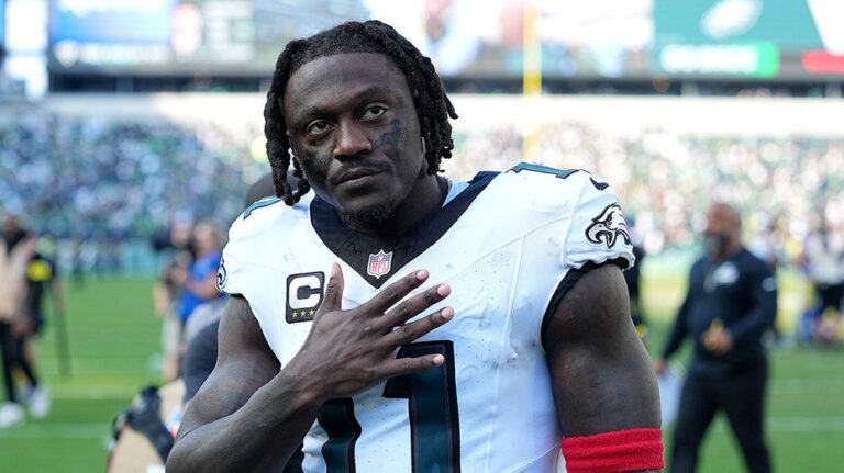 AJ 브라운, 뉴올리언스전 탬파베이 승리 후 애매모호한 SNS 게시물에 대해 "답답함을 억누르지 못했다"고 해명.