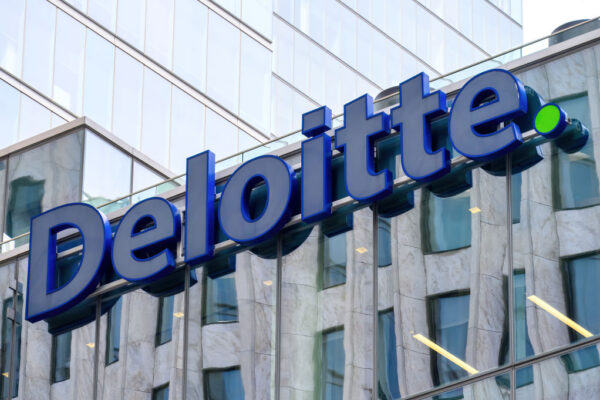 Deloitte는 AI 활용에 대한 상당한 환불에도 불구하고 AI에 대한 투자를 아끼지 않고 있습니다.
