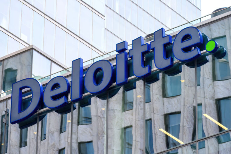 Deloitte는 AI 활용에 대한 상당한 환불에도 불구하고 AI에 대한 투자를 아끼지 않고 있습니다.