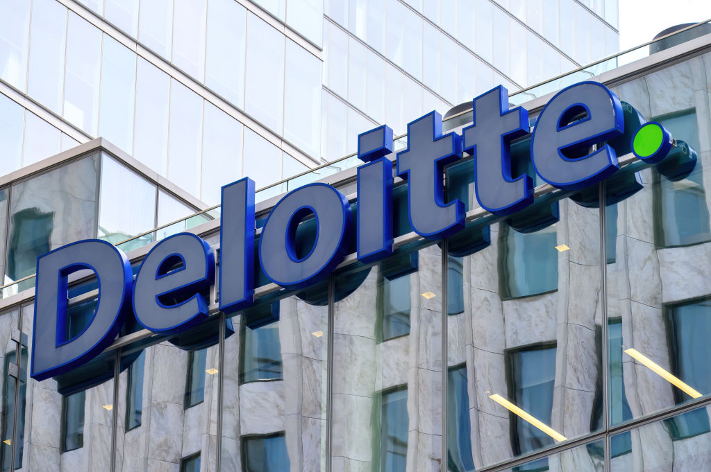 Deloitte는 AI 활용에 대한 상당한 환불에도 불구하고 AI에 대한 투자를 아끼지 않고 있습니다.