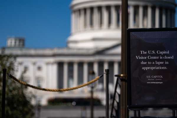 금융 기관과 신용 협동조합은 정부 폐쇄로 인한 경제적 여파가 심각해지자 의회에 정부 폐쇄 종식을 촉구했습니다.