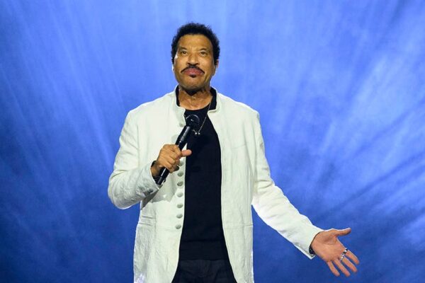 리치(Lionel Richie)는 한때 사제가 될 운명이었으나, 팬의 한마디 덕분에 인생의 방향을 틀었다고 전했습니다.