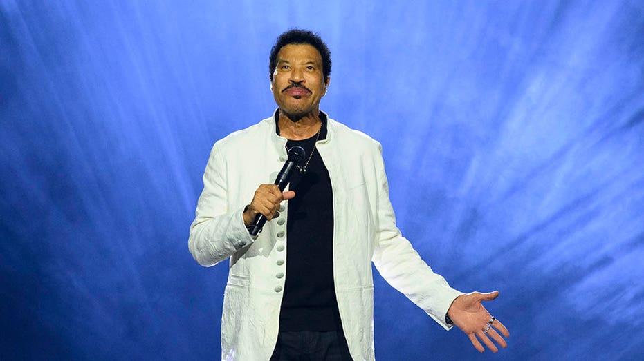 리치(Lionel Richie)는 한때 사제가 될 운명이었으나, 팬의 한마디 덕분에 인생의 방향을 틀었다고 전했습니다.