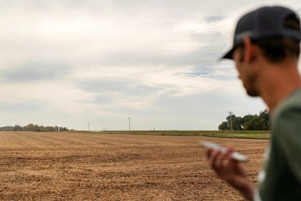 미국 콩 재배 농민들은 중-미 무역 갈등으로 인해 수입이 줄어들면서 경제적 어려움에 처해 있습니다.