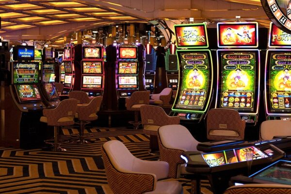 방문객 감소로 라스베이거스 관광 산업에 종사하는 네바다 주민들, 교대 근무 일정 확보에 어려움 직면, 관광객 수 감소 영향 받아