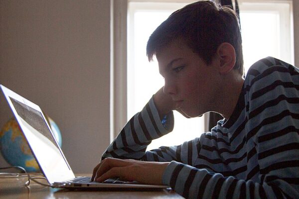 선두적인 인공지능 기업, 소송 때문에 미성년자 챗봇 이용 제한. 소송은 해당 앱이 어린이 사망의 이유라고 주장.