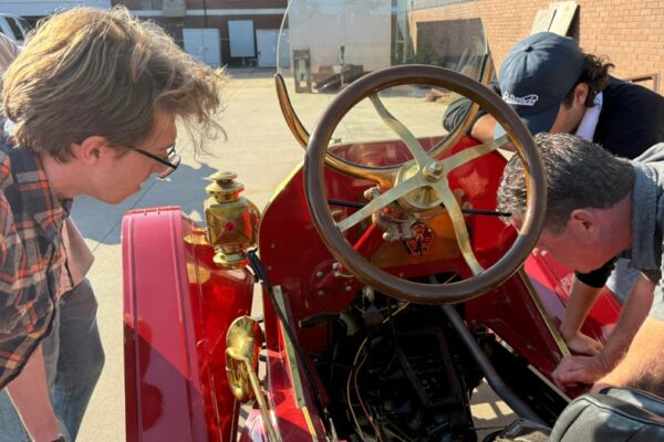 캔자스 대학교의 특별한 프로그램에서 학생들은 클래식 자동차 복원 기술을 습득합니다.