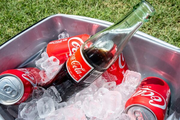 코카콜라, 트럼프의 요구에 부응하여 미국 전역에서 사탕수수 설탕이 들어간 소다를 공식적으로 출시: 보도