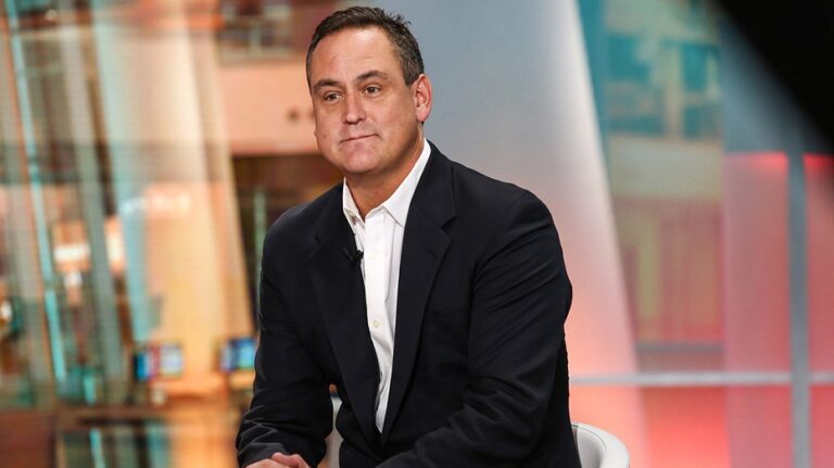 LendingTree의 설립자이자 CEO인 55세의 나이에 주말 ATV 사고로 갑작스럽게 세상을 떠났습니다.