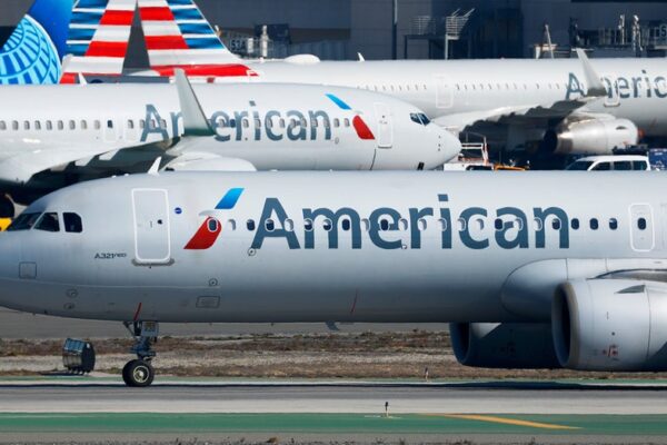 American Airlines 항공편에 탑승한 5명이 악취 때문에 병원으로 옮겨짐