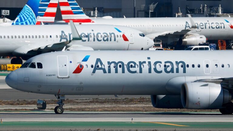 American Airlines 항공편에 탑승한 5명이 악취 때문에 병원으로 옮겨짐