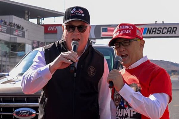 도요타 CEO 아키오 도요다, 일본에서 열린 성조기 색상의 NASCAR 행사에서 MAGA 지지자로 주목받다
