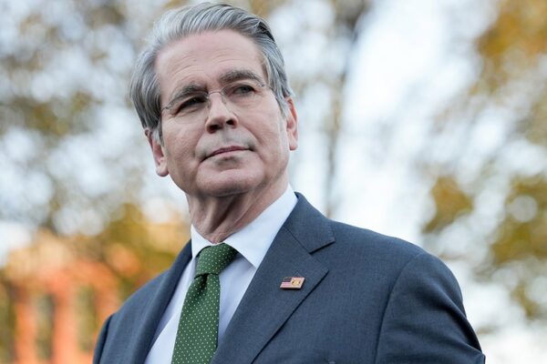 베센트 재무장관, 트럼프 대통령의 2,000달러 지급 고려에 "최악의 시나리오" 우려 표명