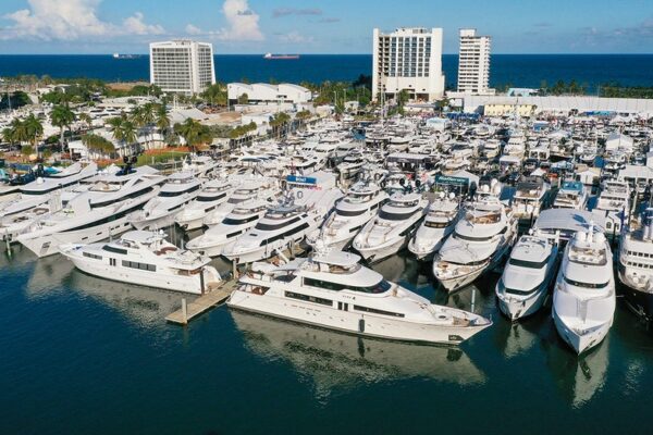 보트 쇼에 온 방문객들은 요트 구매를 고려했지만, 결국 플로리다의 활기찬 도시에서 부동산을 구입하게 됩니다.