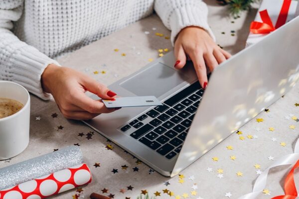 블랙프라이데이 온라인 소비, 사상 최대인 118억 달러에 달해…미국 소비자들, 최신 AI 기술 적극 활용