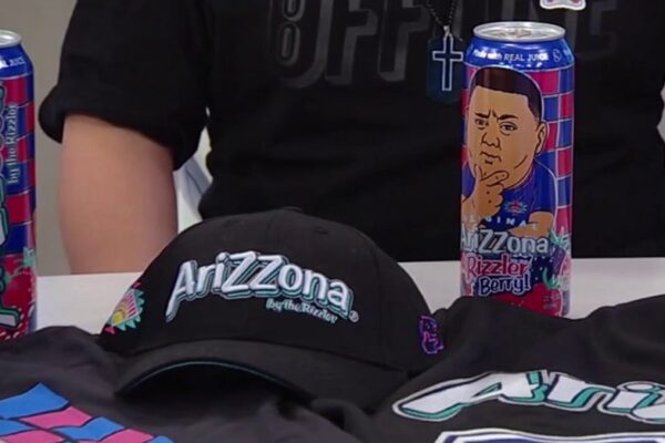 수백만 달러 가치의 음료 회사가 젊은 틱톡 스타와 함께하는 '흥미로운' 새로운 음료 협업을 발표합니다.