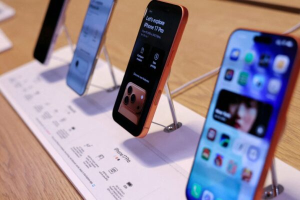 애플은 2011년 이래 처음으로 스마트폰 출하 대수에서 삼성을 넘어설 것으로 전망됨