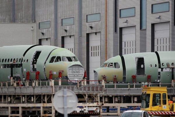 에어버스는 미국에서 가장 큰 휴가 시즌 주말 동안 전 세계적으로 6,000대의 항공기에 즉각적인 수리 명령을 내렸습니다.