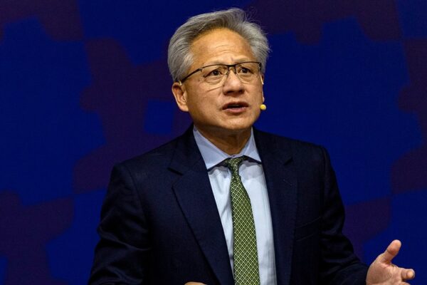 엔비디아 CEO, AI 칩 수출 제한 속에서도 미-중 관계 회복 강조: '수익에 필수적'