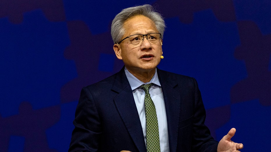 엔비디아 CEO, AI 칩 수출 제한 속에서도 미-중 관계 회복 강조: '수익에 필수적'