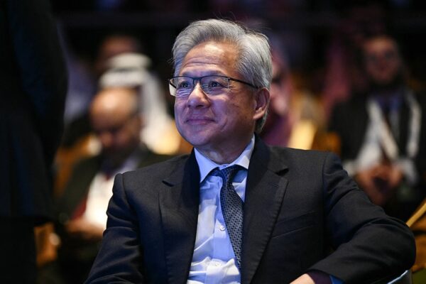 엔비디아 CEO, 호실적 발표 후 '미친 듯이 훌륭한' 4분기 전망 제시하며 AI 거품 논란 일축