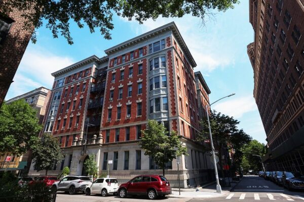 전문가들은 뉴욕 시장 후보의 임대료 고정 구상이 주택 부족을 심화시킬 수 있다고 우려한다.