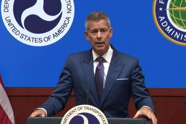 항공사들, FAA 운영 중단 속 40개 노선에서 항공편 교통량 10% 감축으로 인한 여파 최소화 고심