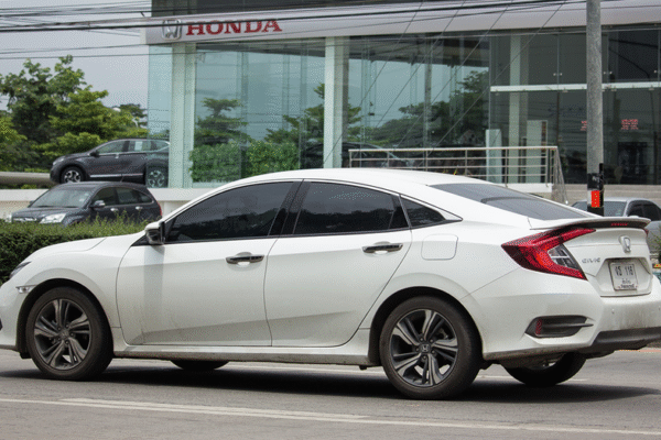 혼다는 바퀴가 차량에서 분리될 수 있는 문제점을 발견한 후 시빅 40만 대에 대한 리콜을 발표했습니다.