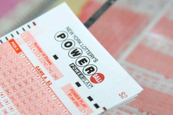 Powerball 잭팟, 주말 동안 1등 당첨자가 나오지 않아 7억 4천만 달러까지 불어났습니다.