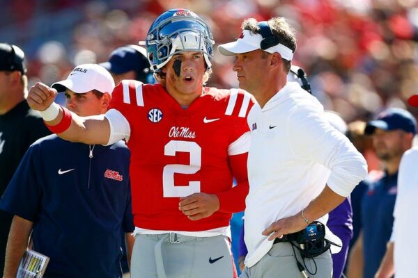 The father of Jaxson Dart reportedly communicated via text with Lane Kiffin regarding the possibility of Kiffin coaching the Giants.