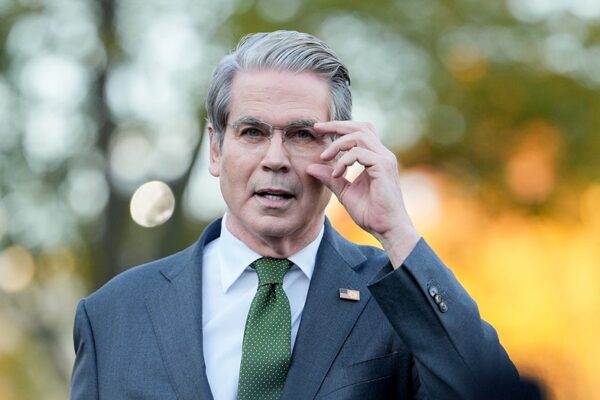 Treasury's Bessent states the department is endeavoring to reduce federal tax advantages for undocumented immigrants. 재무부의 베센트, 부서가 미등록 이민자를 위한 연방 세금 이점을 줄이려고 노력하고 있다고 밝혔습니다.