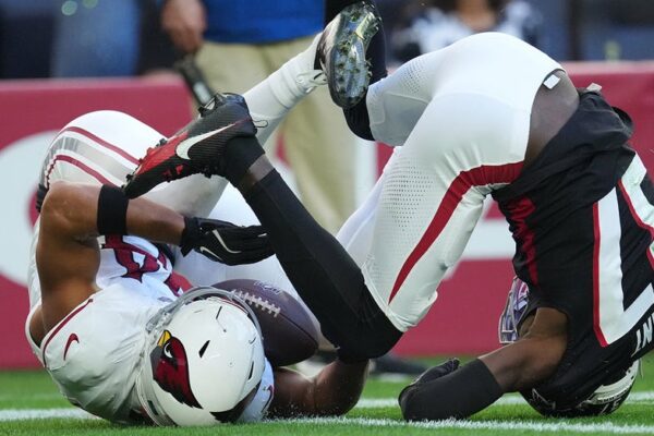 Cardinals' wide receiver makes incredible circus catch for touchdown