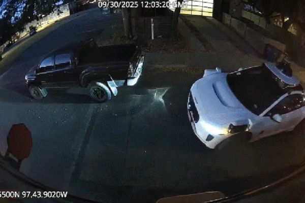 미국에서 웨이모 조사 시작...텍사스에서 자율주행 차량이 불법으로 스쿨 버스를 추월하는 장면이 촬영됨