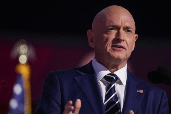 민주당 상원 의원들이 항공사에 장시간 비행 지연에 대한 현금 보상을 의무화하는 법안을 추진하고 있습니다.