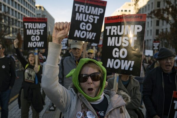 민주당 지지자들의 연방 정부에 대한 불만이 셧다운 직전 사상 최고 수준으로 치솟아: 퓨 리서치 센터 조사 결과