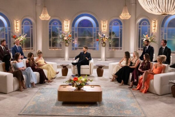 왜 몰몬 부인들의 젠은 닉 비알 대신 스타시가 재회 진행자를 맡게 되어 기뻐하는가?