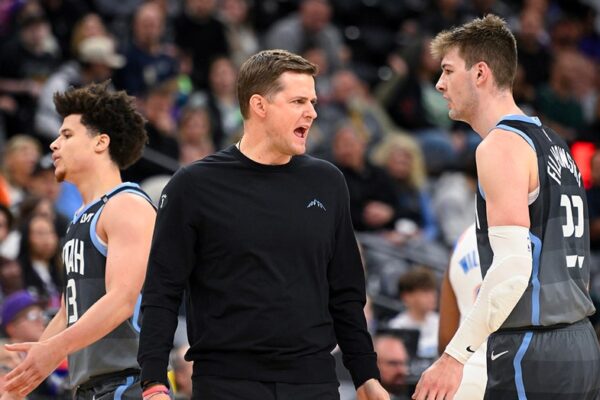 재즈 코치 윌 하디, 대패 중 타임아웃 영상 속에서 선수들에게 욕설 퍼붓는 모습 화제