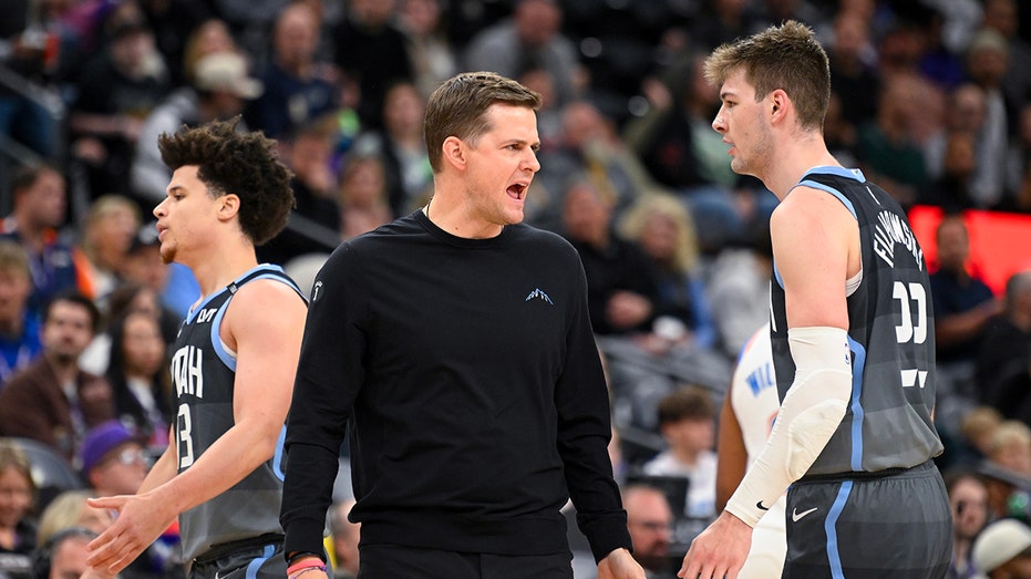 재즈 코치 윌 하디, 대패 중 타임아웃 영상 속에서 선수들에게 욕설 퍼붓는 모습 화제