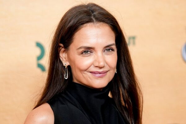 캐이티 홈즈의 여유로운 트렌치 코트 룩을 단돈 $46로 따라 해 보세요.