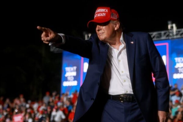 트럼프, 백악관이 다른 수입원을 물색하는 가운데 미국인들이 조만간 '소득세'를 납부하지 않아도 될 가능성이 있다고 언급