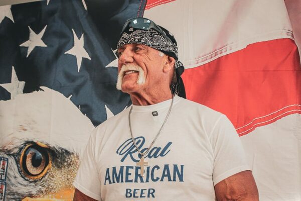 How Real American Beer는 늦게 창립자 헐크 호건의 목표를 계속 추구합니다: 경쟁자 Bud Light를 왕좌에서 끌어내리는 것입니다.