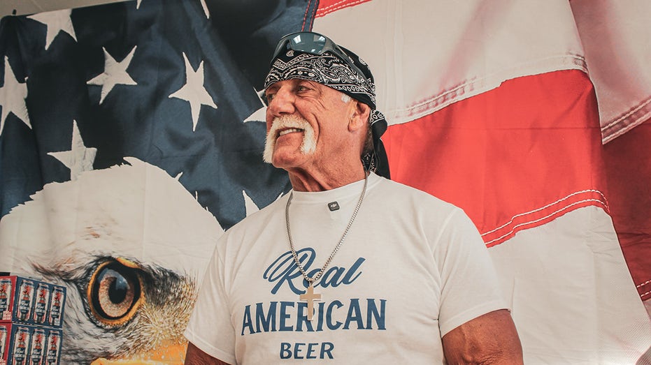 How Real American Beer는 늦게 창립자 헐크 호건의 목표를 계속 추구합니다: 경쟁자 Bud Light를 왕좌에서 끌어내리는 것입니다.