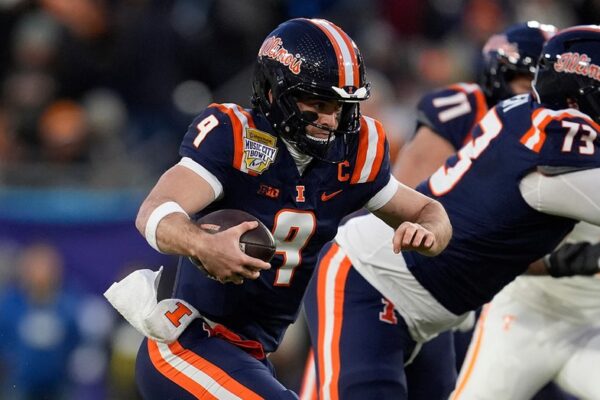 Illinois star runs over official in key play, leads team to Music City Bowl win