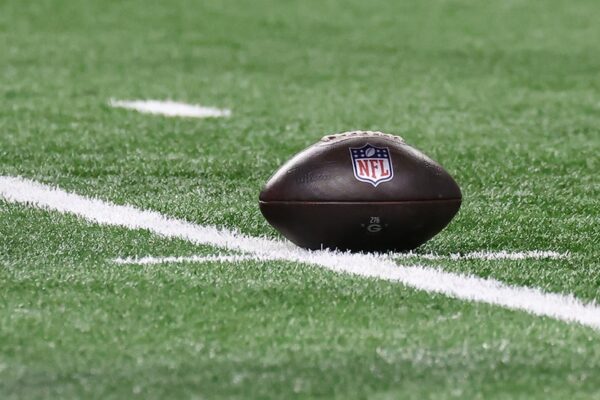 NFL은 선수 안전을 중시하며, 모든 경기장의 경기 표면을 개선된 기준으로 업그레이드할 예정입니다.