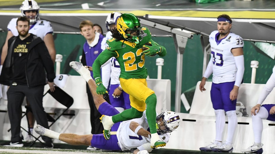 Oregon outlasts JMU in first round of College Football Playoff