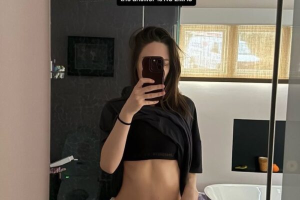 Pete Davidson’s Girlfriend Elsie Hewitt Shows off Her ‘Adult Diaper’  